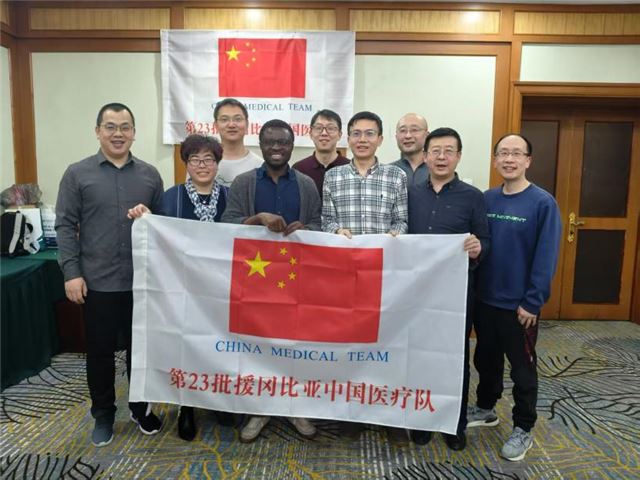 2025年穆英雄作为助教为援冈比亚医疗队开展行前培训。