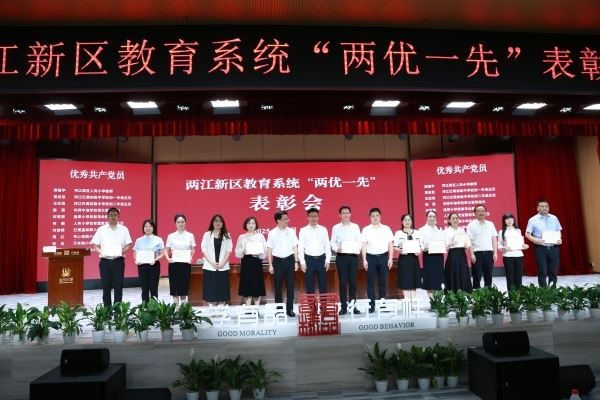 优秀共产党员颁奖。张源摄