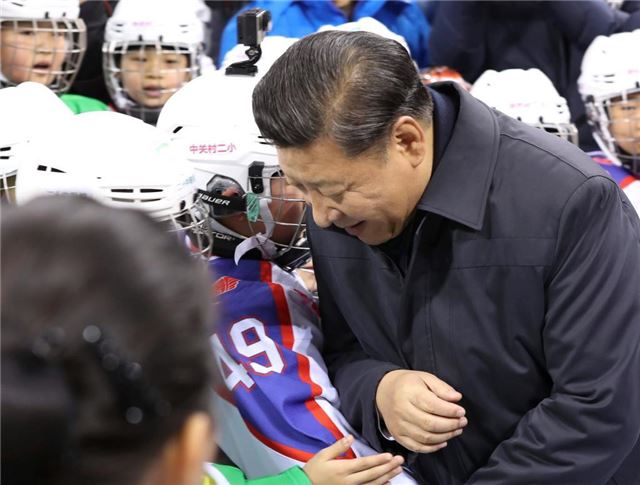   △2017年2月24日，习近平总书记在北京五棵松体育中心考察时同青少年冰球爱好者“撞肩”，表示相互问候。