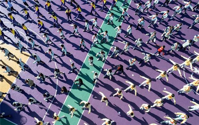 △2025年2月28日，云南昆明金康园小学学生在操场上做课间操。