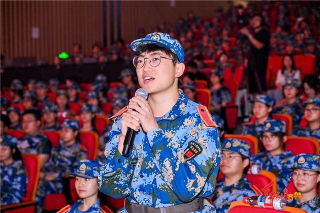 主持人与大一新生互动问答。山东广播电视台综合广播供图